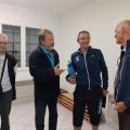 Les hommes en discussion